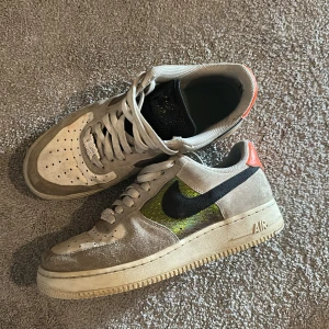 Nike air force - Säljer dom här skorna som jag tyvär inte kan ha längre för dom är för små men verkligen stiliga att ha på sig och bra skor