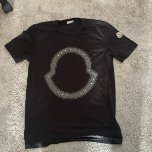 Moncler t-shirt  - Säljer den då den är för liten men annars väldigt snygg t shirt och den har inga skador och är självklart äkta 