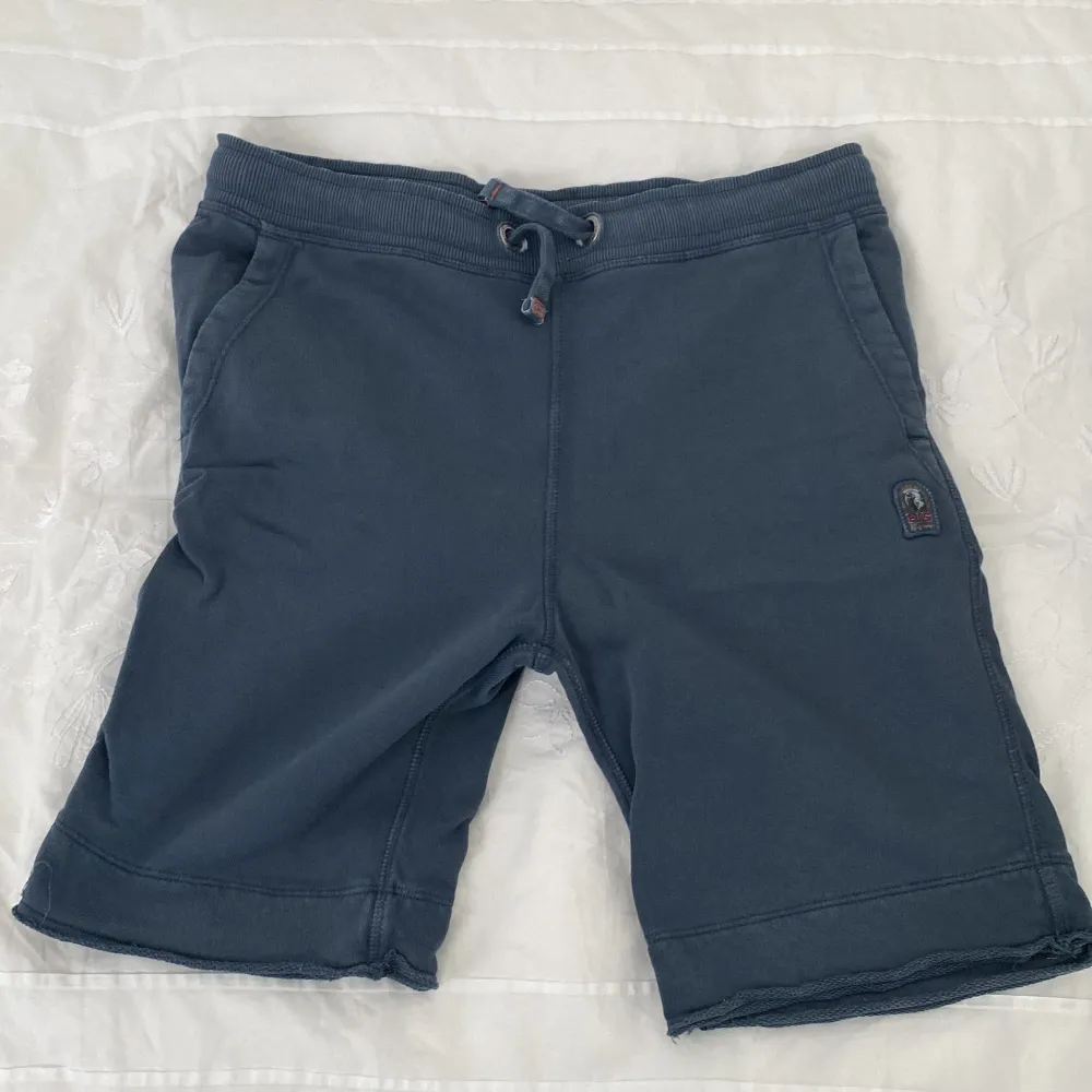Mörkblå Parajumper shorts. Storlek Y-M/ Barn storlek M. Köpta för 1699 och använt dem 10 gånger och kan släppa dem för 900 men men priset kan diskuteras. . Shorts.