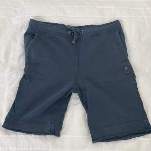 Mörkblå Parajumper shorts. Storlek Y-M/ Barn storlek M. Köpta för 1699 och använt dem 10 gånger och kan släppa dem för 900 men men priset kan diskuteras. 