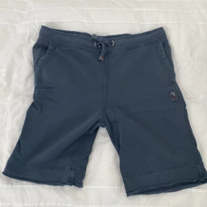 Parajumper Shorts - Mörkblå Parajumper shorts. Storlek Y-M/ Barn storlek M. Köpta för 1699 och använt dem 10 gånger och kan släppa dem för 900 men men priset kan diskuteras. 