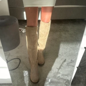 Beige boots  - Säljer mina fina boots med låg klack perfekta till vår/sommaren🩷🌸🌷