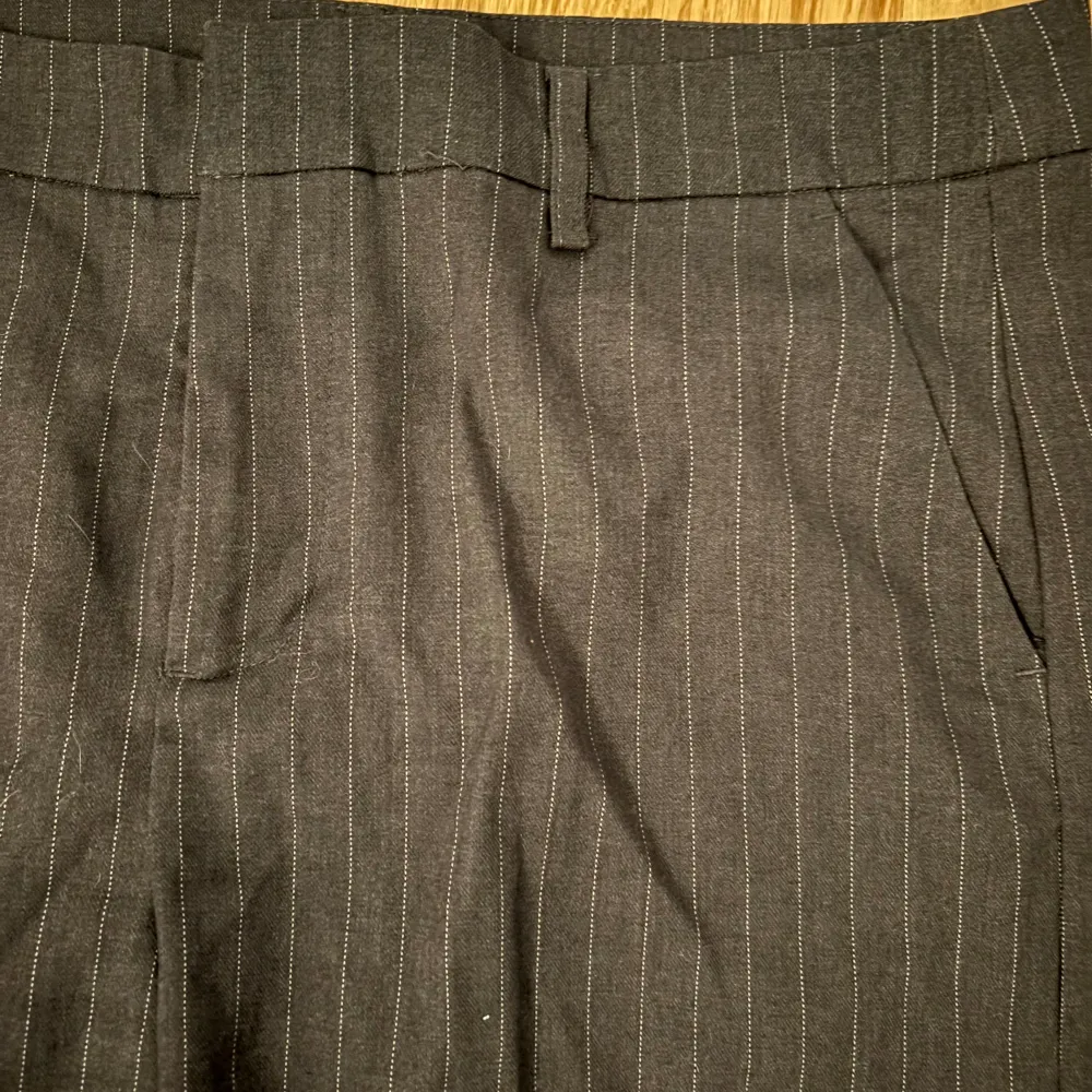 Fina kostymbyxor som är grå med vita sträck. Använda några få gånger men i väligt gott skick. Storlek 38 och lågmidjade. . Farkut & Housut.