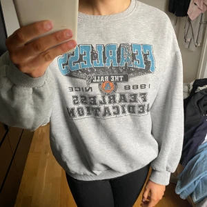 Collegetröja - Grå collegetröja med tryck i storlek s, i fint skick