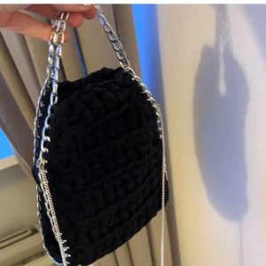 Stazzie väska  - SÖKER! Söker en svart stazzie väska för runt 300 (den ska va i mellan storleken)🥰🙏🏼