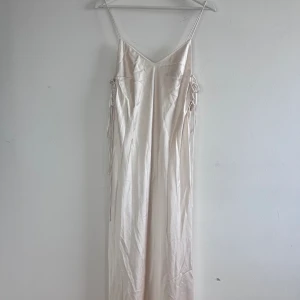 vit siden klänning - sitter lösare i passform (s-m) 