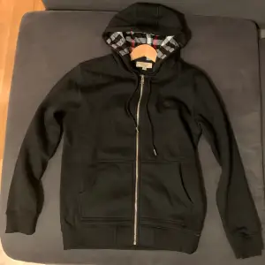 Säljer nu en svart Burberry zip hoodie i storlek M. Helt ny och aldrig använd. Fler bilder finns! Priset kan diskuteras