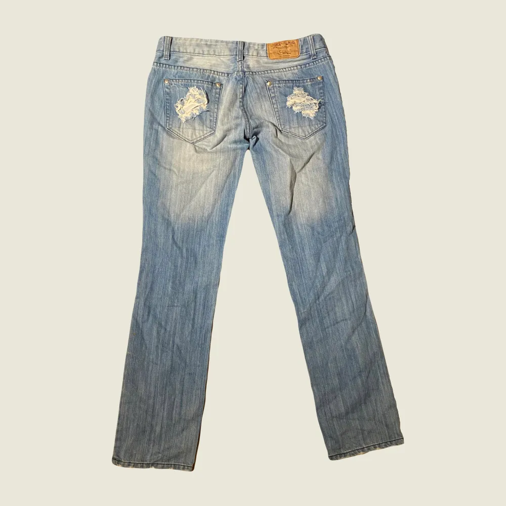 Coola lågmidjade jeans med slitage på benen. Jeans & Byxor.