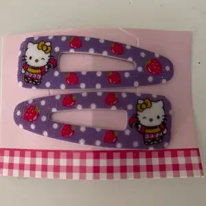 Hello Kitty nya hårspännen som är jättefina och har lite glitter på sig. På den 3:e bilden Er ni storleken i relation till pennan som inte ingår. 