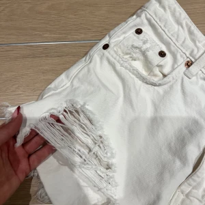 Vita zara shorts - Vita shorts ifrån Zara i storlek 34 - iprincip helt oanvända 