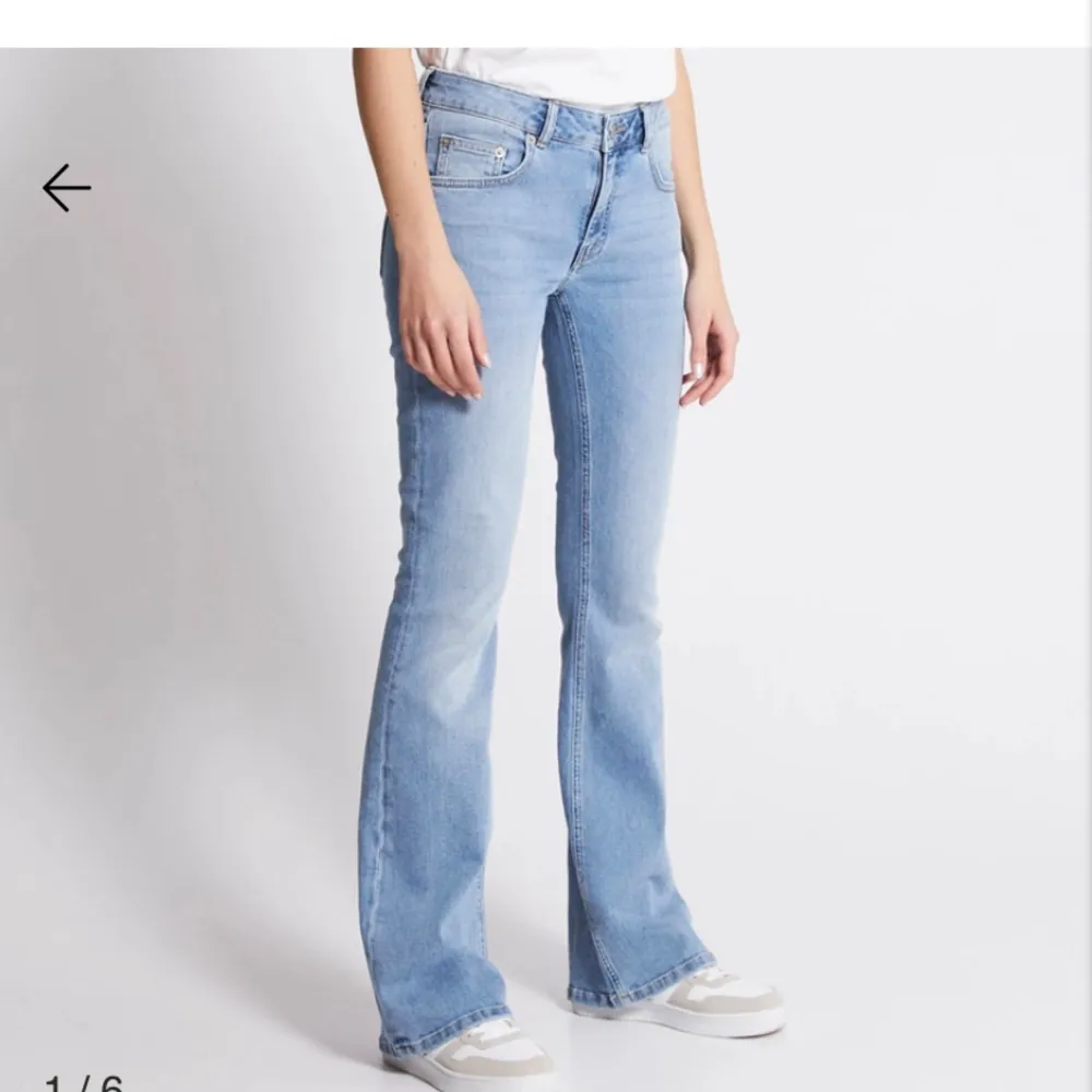 Säljer dessa low waist jeans från lager157, eftersom jag tycker det är lite för korta för mig! Storlek M, short length knappast använda, nypris 400kr❤️. Jeans & Byxor.