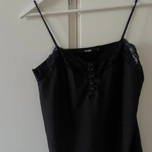 Spets line - Svart spets line