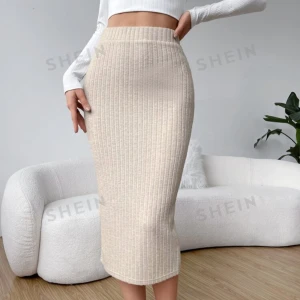 Kjol med slit  - Denna fina kjol har inte använts många gånger, den är väldigt skön att ha på sig men är lite genomskinlig tyvärr. Den har en slit på baksidan🤍skriv gärna vid frågor eller fler bilder🤍