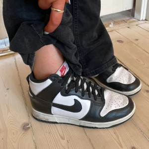 Nike skor - Säljer mina Nike skor pågrund av att dom bara står nu. Är använt ett fåtal gånger. Inget som är trasigt bara lite skitiga men går att tvätta bort enkelt!
