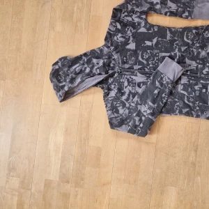 Y2K zip-up hoodie - Asfet 2000's hoodie, sitter tight men mycket bekväm. Inte riktigt min stil så säljer den därför. Köpt second hand men i gott skick.