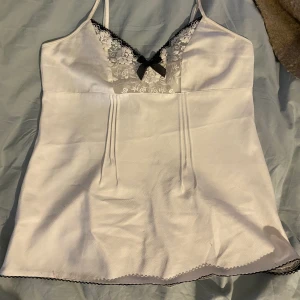 Spetslinne - Perfekt topp! Vit med spets, perfekt till fest och sommaren !