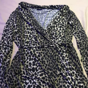 Klänning  - Den är skön och fin man kan ha den i olika tillfällen 