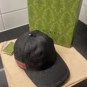 Svart gucci keps (1:1) Perfekt för sommarn, perfekt skick och helt orört, box och dustbag ingår