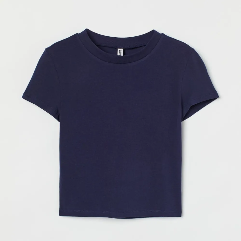 Croppad marinblå tshirt från H&M . T-shirts.