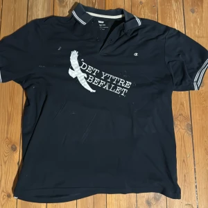 38. Marin blå det yttre befälet Polo XXL - Det yttre befälet Merch gjord av bandet själva. Polotröja i bra skick.