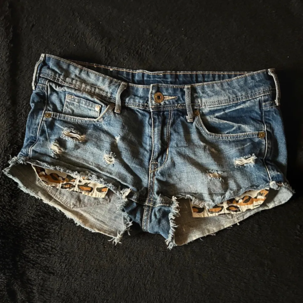 Supersnygga jeansshorts från H&M i storlek S! Skriv gärna för fler detaljer! . Shorts.