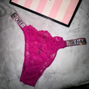 Victoria’s secret trosor bombshell - Nya och oanvända. Små i storleken, står M men skulle säga XS/S beroende på kroppsform osv. Mått: 30cm bredd och 10 cm längd (kan skicka bilder på måtten). Säljer ett par likadana i ljuslila. Jag hade flera par - därav jag vet storleken!💖🥰fastpris👍🏽