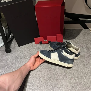 Valentino Flycrew  - Säljer dessa skit snygga Valentino Flycrew i stl 38. Vid köp medkommer låda, kuvert och extra snören. Fattas 2st nitar så ftf i bra skick. Vid frågor skriv PM