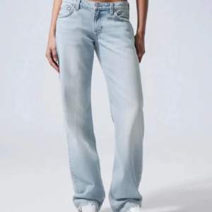 Jätte jätte snygga jeans från weekday i en ljusblå färg som passar perfekt nu till sommaren 😍lågmidjade och passar någon som är runt 160-165