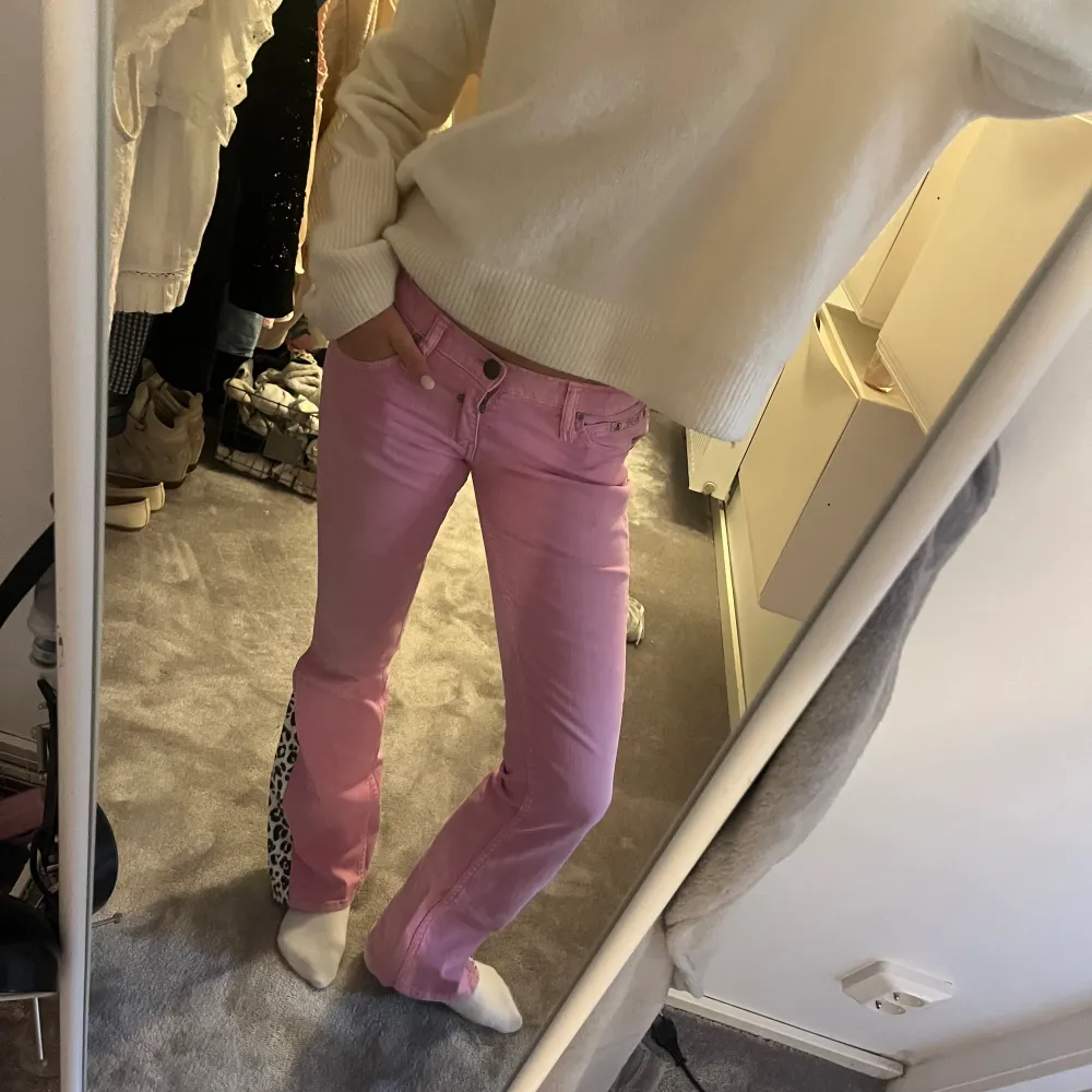 Säljer dessa skitsnygga jeans som jag älskar!!🩷De är så unika och går inte att få tag på, älskar färgen leopardderaljerna! Använd gärna köp nu! Midjemått: 38cm Innerbenslängd: 78cm, jag är 167/168💗. Jeans & Byxor.