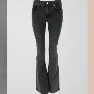 Säljer ett par super snygga lågmidjade jeans från Gina Tricot, använda och lite slitna längst ner på byxan (kolla sista bilden) köpt för 500 och säljer för 250 då de inte längre kommer till användning💞