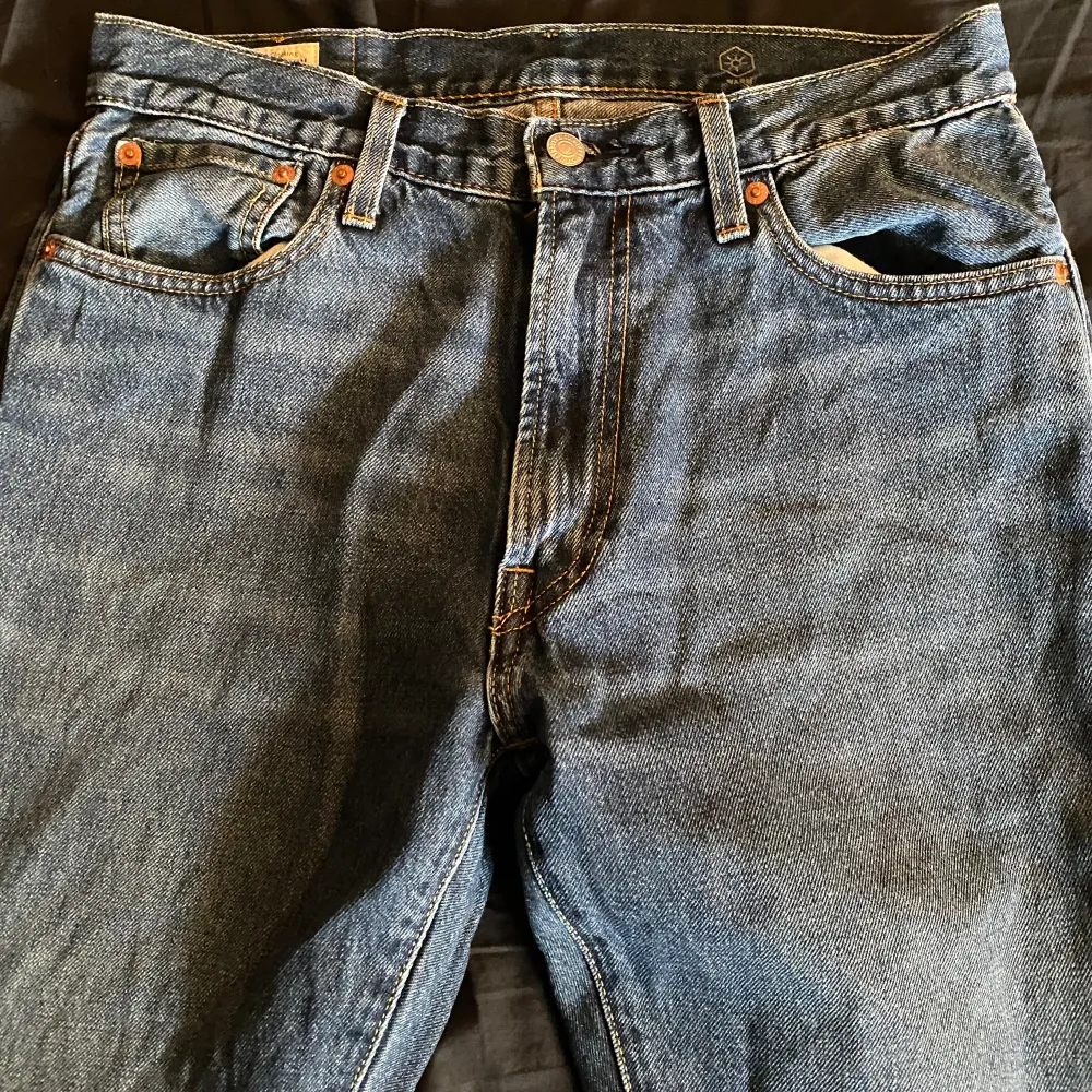 Levis jeans Fint skick Användt ett fåtal gånger Mörkblå syns lite dåligt pågrund av ljus. Jeans & Byxor.