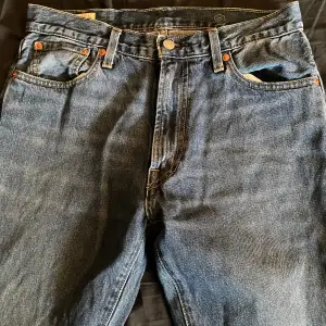 Levis jeans Fint skick Användt ett fåtal gånger Mörkblå syns lite dåligt pågrund av ljus
