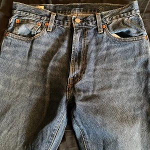 Levis jeans stl 30-32 - Levis jeans Fint skick Användt ett fåtal gånger Mörkblå syns lite dåligt pågrund av ljus