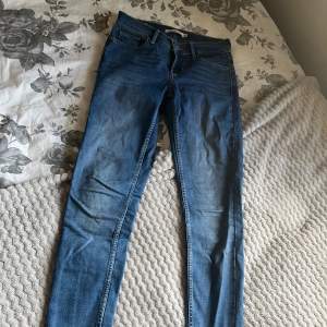 Blåa Levis 710 super skinny jeans med low waist. Knappt använda fint skick, vara skrynkliga efter dom varit vikta💙storlek 25