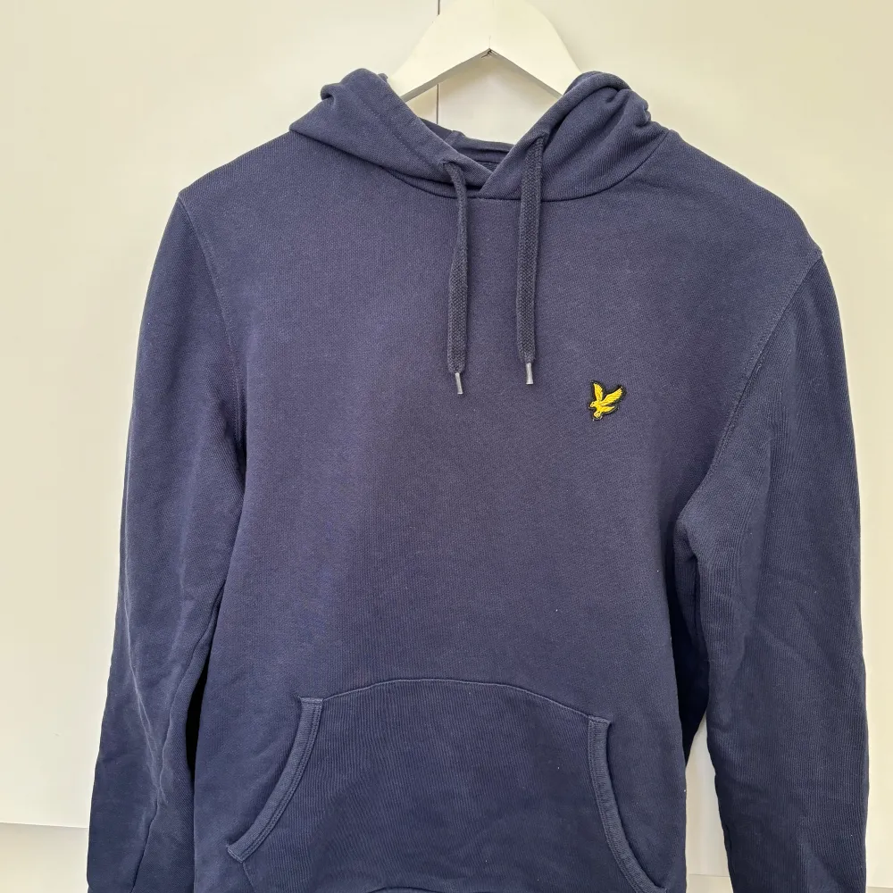 Marinblå Lyle & Scott Hoodie i bra skick. Inga defekter eller fläckar.  Köpt på herr, men fungerar unisex.  Herr: S Dam: M. Hoodies.