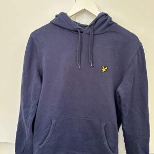 Marinblå Lyle & Scott Hoodie i bra skick. Inga defekter eller fläckar.  Köpt på herr, men fungerar unisex.  Herr: S Dam: M