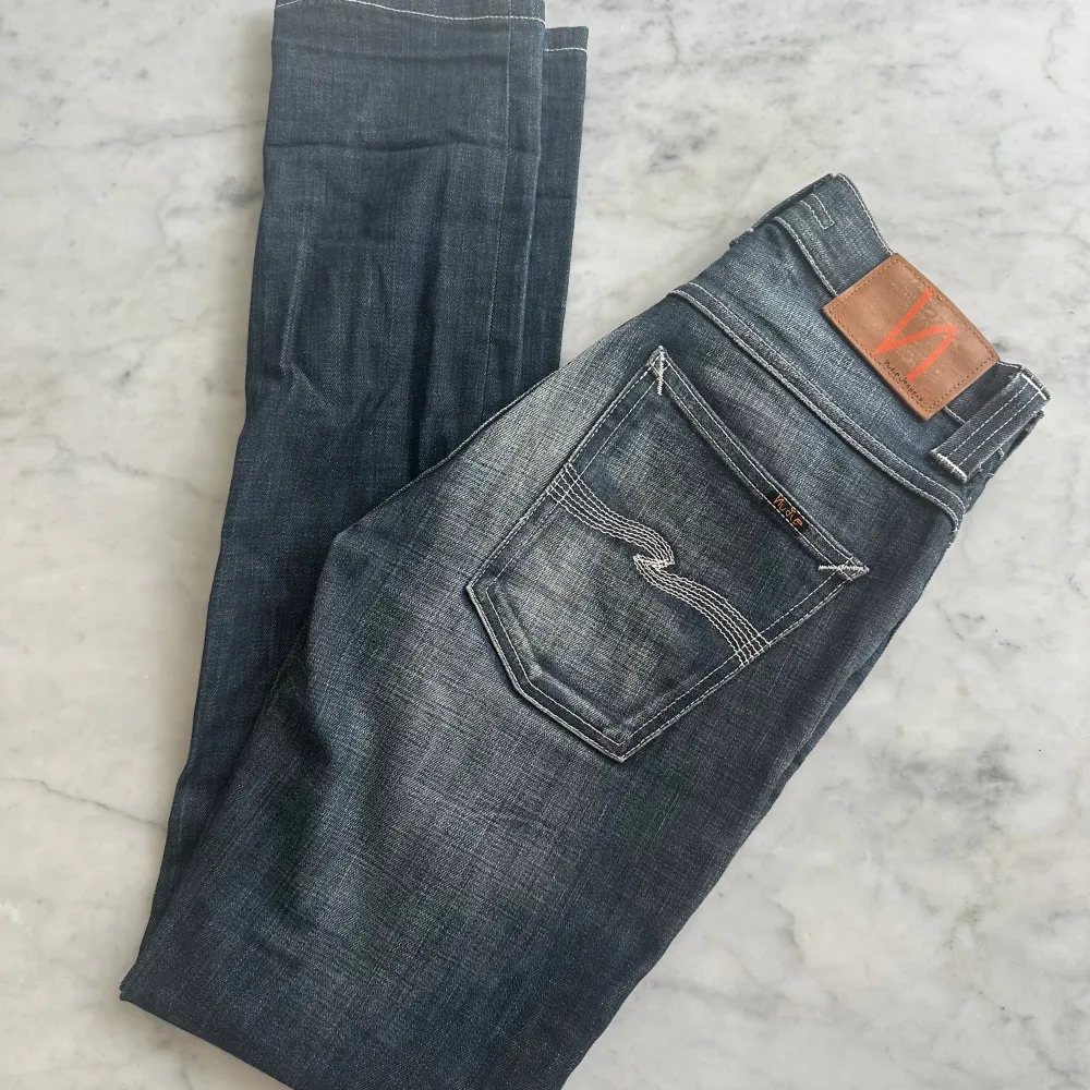 Ett par riktigt riktigt schyssta jeans från Nudie.modellen är grim tim. Fint skick. nypris 1600kr, köp för endast 350kr.  Fast pris gäller🤝. Jeans & Byxor.