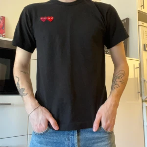 Play comme des garcons - Säljer min play comme des garcons t-shirt som är i Ny skick skulle jag säga. Köpt i julas och använd 4 gånger. Storlek M, är 181cm lång normal kralig/spinkig kille:) Säljer för ej användning. Köpt på NK i Stockholm (Ny pris 995kr) pris kan diskuteras