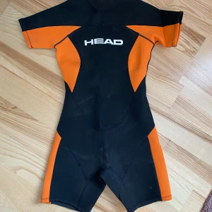 Våtdräkt, HEAD, strl S - Använd men i mycket fint skick!  Katt finns i hemmet (allergivänlig ras). Jag är väldigt mån om mina köpare. Skulle du inte vara nöjd med ditt köp så ta gärna kontakt med mig innan dåligt omdöme. Så har jag en chans att rätta till det.