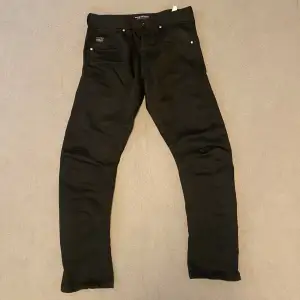 Vi säljer nu de här Jack & Jones jeansen med passformen slim fit. Toppskick utan några defekter 10/10. Hör av dig vid frågor! 