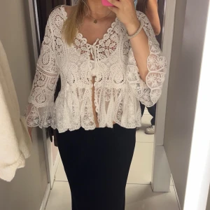 Söt kofta/topp - En jätte gullig draöver tröja. Fin i spetts. Köpt från missay från början. Använt ett par gånger. Bra skick. Kan vara små trådar som sticker ut, men kan klippas bort