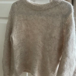 Stickad tröja från Carin Wester💞 - Fin stickad tröja från Carin Wester i strl L. Tyvärr har den krympts i tvätten så den är mer som en XS/S💞