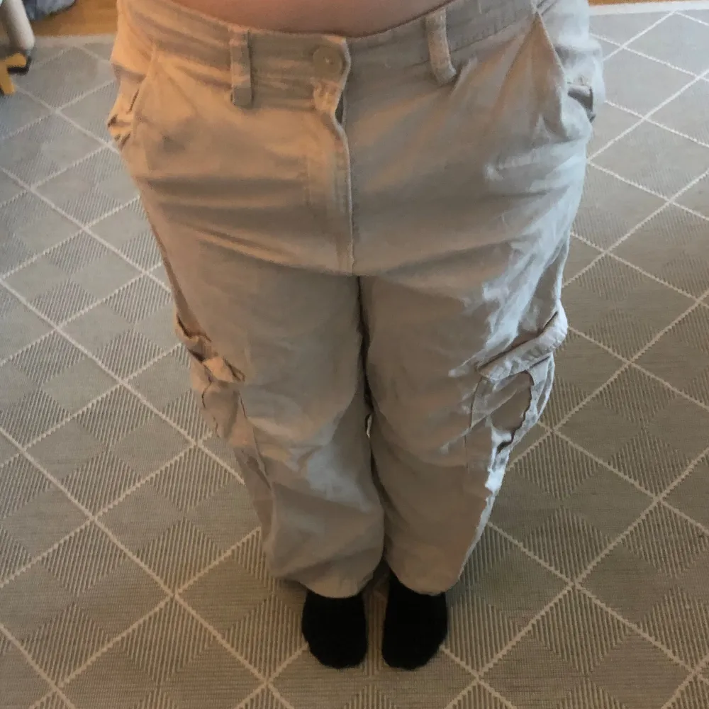 Beiga midwaist cargos från H&M💗💞. Jeans & Byxor.