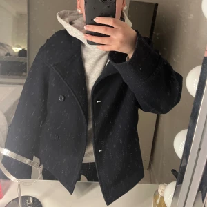 Kappa - Säljer denna fina kappa från Gina tricot i marinblå, storlek S 💕