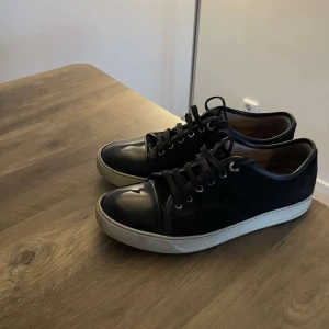 Lanvin - Säljer dessa riktigt fräscha lanvins i färgen svart. Storlek är uk10/43 men passar även 44. De är i gott skick. Nypris ligger runt 4500.