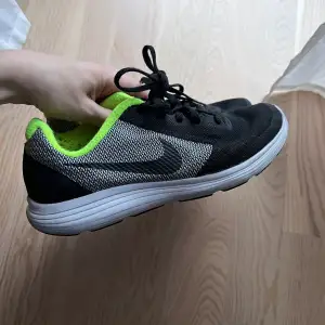 Inomhusskor från Nike i storlek 37,5  Mycket bra skick!