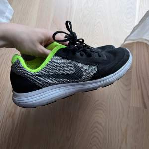 Inomhusskor från Nike i storlek 37,5  Mycket bra skick!
