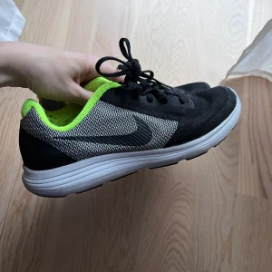 Nike skor - Strl 37,5 - Inomhusskor från Nike i storlek 37,5  Mycket bra skick!