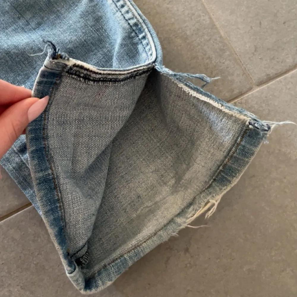 säljer nu dessa vintage jeans ifrån märket wrangler då de inte kommer till användning längre! har klippt slits på de (bild 5) de är lite långa i benen på mig som är 160cm men sitter bra annars 💘ganska väl använda därav priset!. Jeans & Byxor.