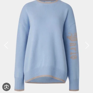 Chloe Shuterman tröja  - Intressekoll på min city tröja ”paris” från Chloe Shuterman. Storleken är onesize och sitter bra på mig som är runt 170. Nyskick och nypris är 5200kr, slutsåld och svår att få tag på! 🩵🩵 lånade bilder*